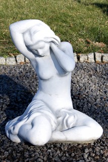 Figura p&oacute;łnagiej kobiety