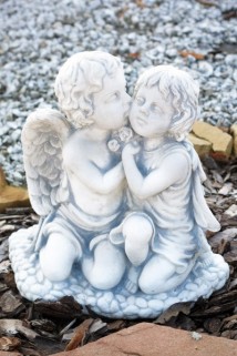 Figurka całujących się aniołków 