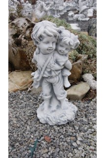 Chłopiec z dziewcynką na plecach