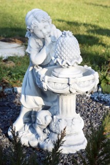 Dziewczyna z pieskiem przy fontannie