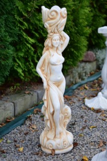 Kobieta z donicą na głowie