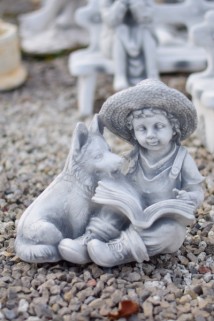 Siedzący chłopiec z pieskiem