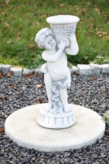 Chłopiec trzymający wazon