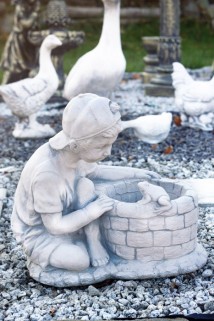 Chłopiec przy studni (donica)