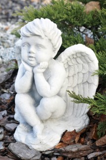 Zamyślony aniołek
