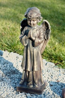 Figura aniołka ze złożonymi rączkami