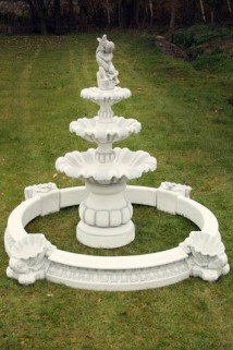 Trzypoziomowa fontanna z basenem